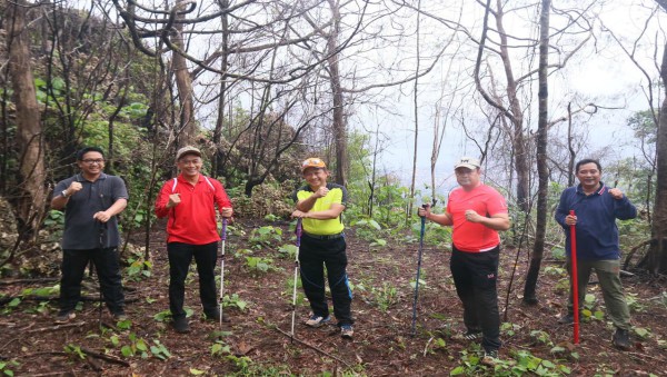 Rangkaian Kunjungan Kerja di Ambon Selesai, Mendagri Hiking ke Puncak Siwang 