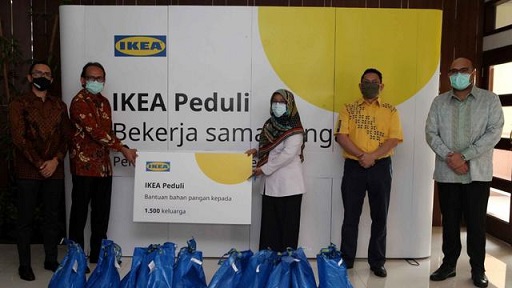 IKEA Peduli COVID-19 Salurkan 1,500 Paket Makanan Pokok untuk Warga Tangerang