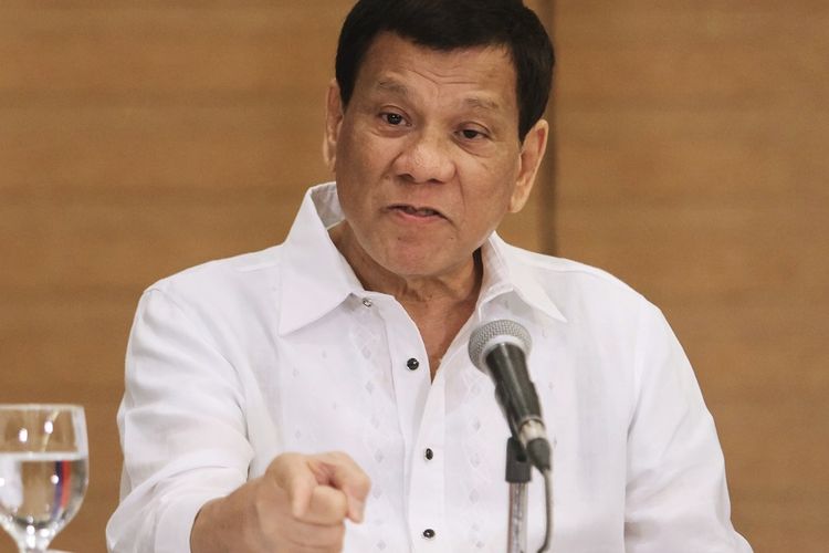 Heboh! Presiden Duterte Usulkan Warga Bersihkan Masker Pakai Bensin