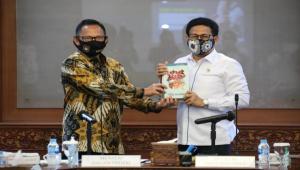 Mendagri Bersama Menteri Halim Iskandar Perkuat Gerakan Desa Aman Covid-19