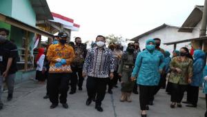 Blusukan ke Indramayu, Ketua TP-PKK Bagikan  2,5 Juta Masker untuk Warga
