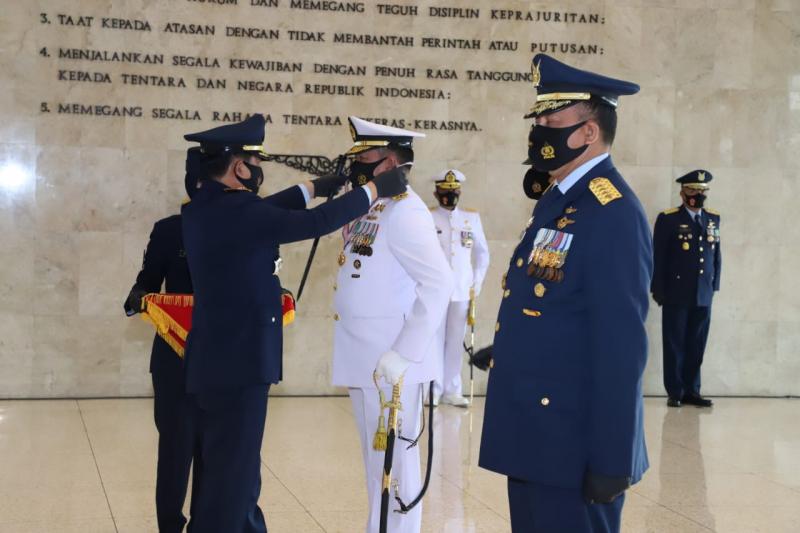 Panglima TNI Sematkan Tanda Kehormatan Bintang Angkatan Kelas Utama Kepada Kasal dan Kasau