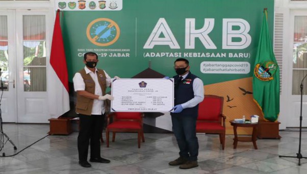 Doni Monardo Serahkan Bantuan Alat Kesehatan Penanganan Covid-19 di Jawa Barat