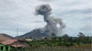 Gunung Sinabung di Sumatera Utara Erupsi