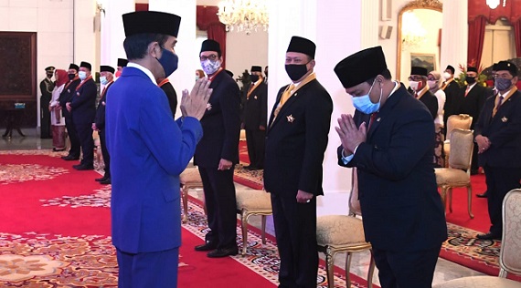 Presiden Jokowi Beri Tanda Jasa dan Kehormatan kepada 53 Tokoh Termasuk Anggota DPR
