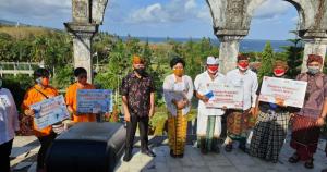 Di Bali, Perwakilan Nasabah PNM Terima Banpres Produktif dari Menkop Teten Masduki