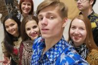 Peringati Hari Batik, Warga Rusia Berpakaian Batik