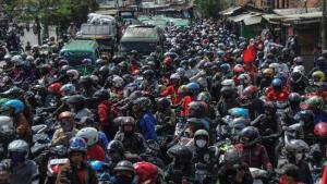 Tolak UU Ciptaker, Ribuan Buruh di Bandung Lakukan Aksi Long March