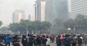 Demo Tolak Omnibus Law, Polisi Pukul Mundur Mahasiswa dengan Tembakkan Gas Air Mata