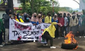 Aliansi Mahasiswa Tanahdatar Berunjuk Rasa Kritisi kerja Anggota DPRD Tanah Datar