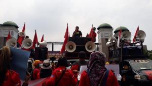 Aksi Buang Koin Warnai Tuntutan Buruh terkait UU Ciptaker di DPR
