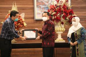 Pjs. Gubernur Sulut, Agus Fatoni Terima Penghargaan dari AIPI Sulut Karena Berhasil Jaga Stabilitas