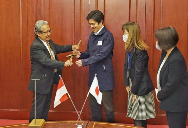 Dubes Heri Akhmadi Serahkan Omiyage Keris kepada Hirofumi Yoshimura, Gubernur Osaka