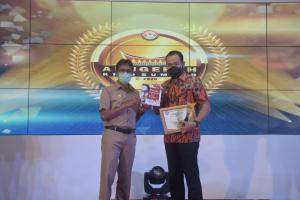 Walikota Fadly Amran Terima Anugerah Kepala Daerah Peduli Penyiaran