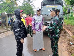 Prajurit Yonmarhanlan IV Evakuasi Korban Banjir Yang Melanda Kota Tanjungpinang