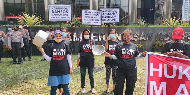 Bawa Panci dan Wajan ke KPK, Emak-emak Desak Hukum Mati Eks Menteri Sosial