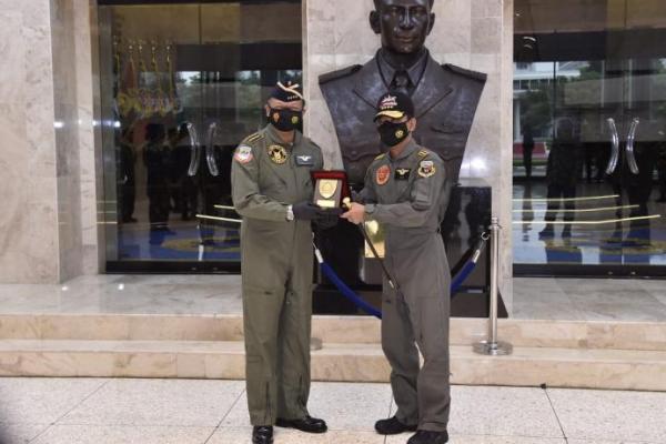 Panglima TNI Hadiri Penyematan Wing Kehormatan Penerbang TNI AU Kepada Kapolri