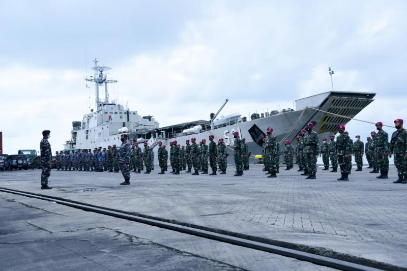 Danpasmar 1 Lepas Keberangkatan Personel Rotasi Kompi Komposit TNI AL Natuna