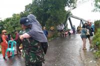 TNI AL Lakukan Evakuasi Dan Distribusikan Sembako Ke Wilayah Bencana