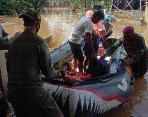 Penderita Disabilitas Dievakuasi Dari Kepungan Banjir Oleh Marinir