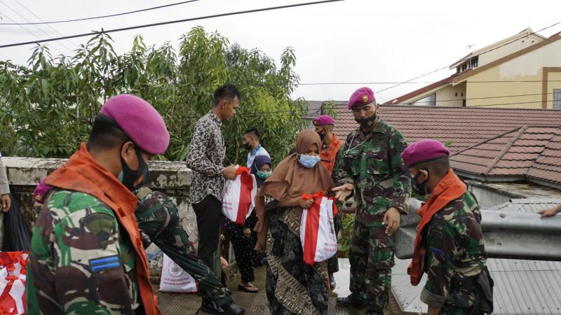 Satgas Banjir Marinir TNI AL Salurkan Bantuan Dari Presiden Jokowi Kepada Korban Banjir Kalsel