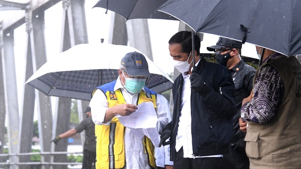 Presiden Jokowi Tinjau Sarana Terdampak Bencana Banjir di Kabupaten Banjar