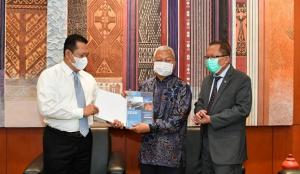 Ketua MPR Terima Bantuan 40 Ribu Masker dari Parlemen Vietnam