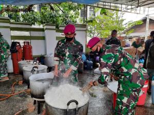 Dapur Lapangan Marinir Siapkan 1000 Bungkus Makanan Per Hari Untuk Korban Banjir Kalsel