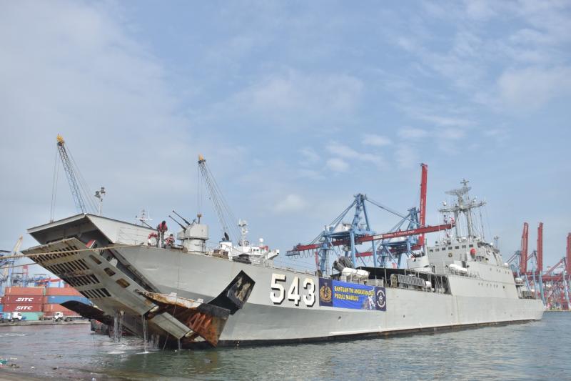 TNI AL Berangkatkan KRI Teluk Cirebon 543 Bawa Bahan Bantuan ke Sulbar