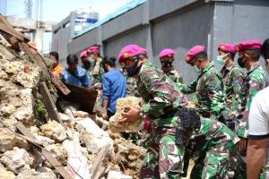 TNI AL Terjunkan Ratusan Personel ke Daerah Bencana di Mamuju