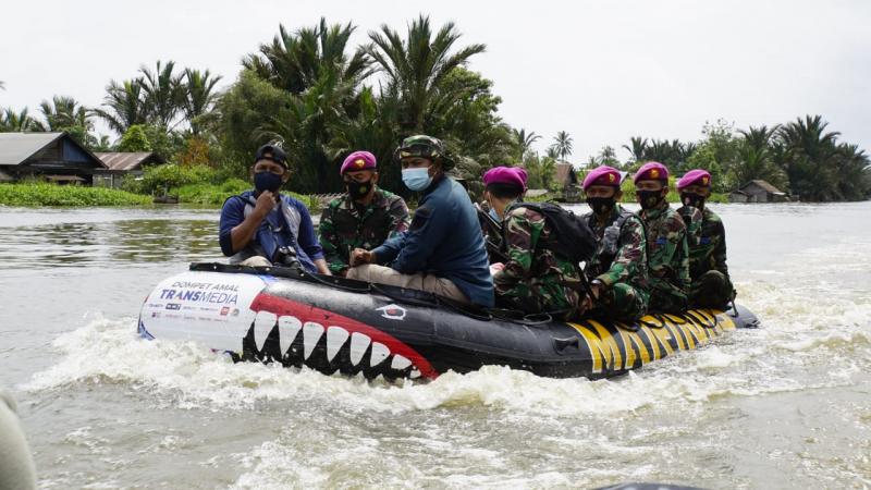 Tempuh Perjalanan 6 Jam, Marinir TNI AL Salurkan Bantuan ke Daerah Yang Masih Terisolir di Kalsel