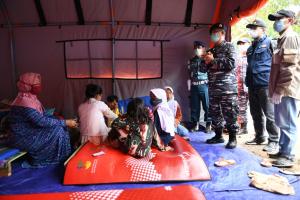 TNI AL Berikan Semangat Pengungsi Bencana Longsor Sumedang