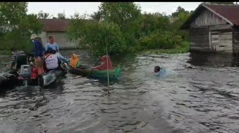 Sambil Berenang, Kopaska TNI AL Salurkan Logistik ke Daerah Terisolir Banjir Kalsel