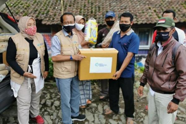 Yayasan Baktimed Beri Sumbangan ke Korban Tanah Longsor Cisarua