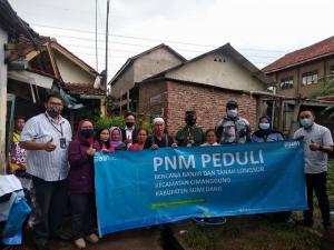 PNM Cabang Garut Salurkan Bansos bagi Nasabah Mekaar Korban Banjir Cimanggung