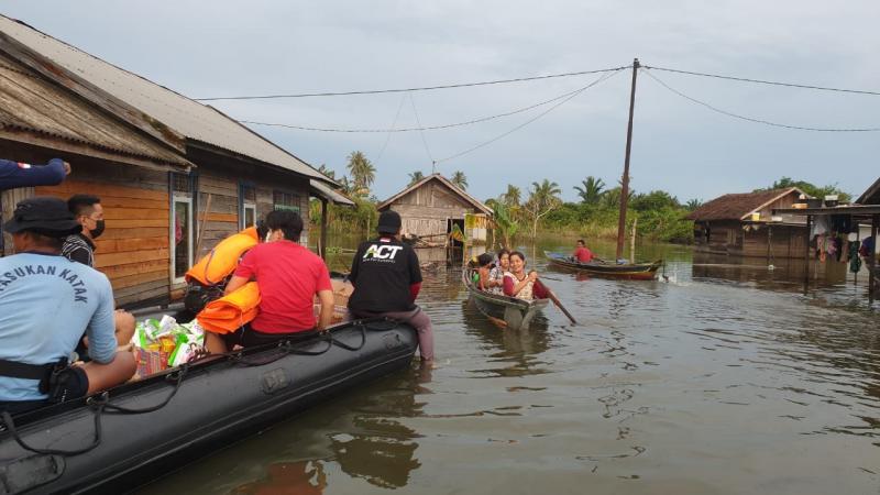 TNI AL Ajak Komunitas Relawan Distribusikan Bantuan ke Daerah Terisolir Banjir Kalsel