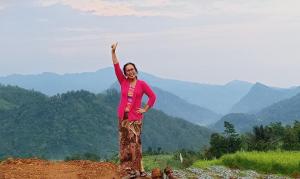 Jejak Alumni FISIP UI: Mengenal Rahmi Hidayati, Sang Penakluk Gunung dengan Kebaya