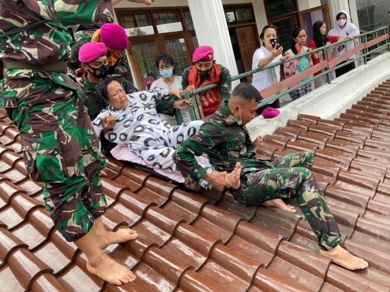 Seorang Lansia Terjebak Banjir di Kemang, Marinir TNI AL Datang Bantu Proses Evakuasi