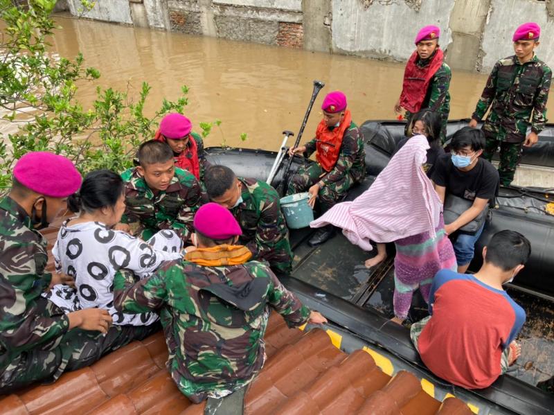 Prajurit Marinir TNI AL Terus Bantu Korban Banjir