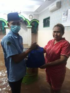 DMI Salurkan Bantuan Untuk Korban Banjir di Tanah Rendah Kampung Melayu