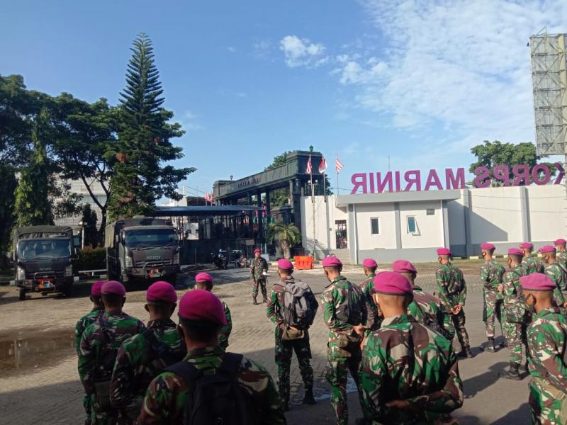 Marinir TNI AL Laksanakan Evakuasi Korban Banjir Tanggul Jebol Citarum di Bekasi dan Kerawang
