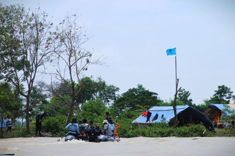 TNI AL Salurkan Bantuan dan Evakuasi Warga Terisolir Banjir Jebolnya Tanggul Sungai Citarum