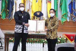 Mendagri Serahkan Penghargaan Satyalancana Wira Karya kepada Anggota V BPK RI Bahrullah Akbar