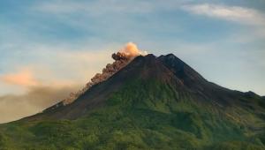 Gunung Merapi Kembali Luncurkan Awan Panas Guguran Sejauh 1.300 Meter 