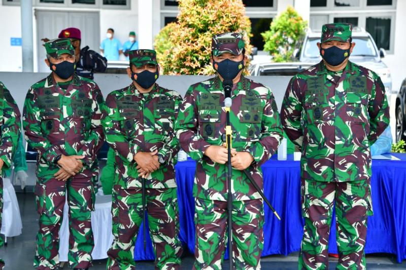 Kasal Dampingi Panglima TNI Tinjau Vaksinasi Prajurit TNI AL