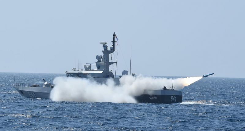 Dua Kapal Perang TNI AL Berhasil Tembakkan Rudal C-705 Kenai Target
