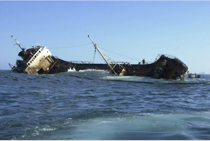 Tragis! Diterjang Ombak Besar, Kapal Bermuatan Minyak Sawit Tenggelam di Sungai Mahakam