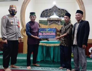 Anggota DPRD Sumatera Barat Berikan Bantuan kepada Masjid Al Makmur Simabur