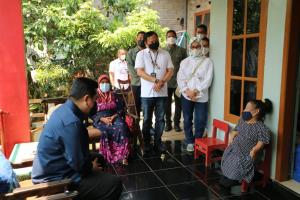 Didampingi Arief Mulyadi, Erick Thohir Kunjungi Nasabah Difabel PNM Mekaar di Boja, Jateng