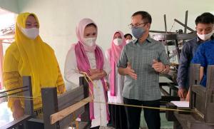 Bangun Tenun Tradisional, Dukung Kemandirian Ekonomi Pesantren di Lebak, Banten